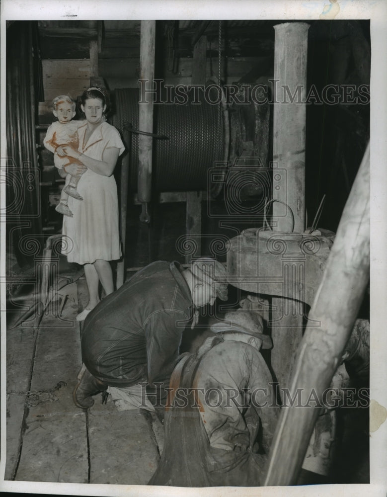 1946 Mrs. Frank Piechowski, Frank, Jr. watch crew drill a gas - Historic Images