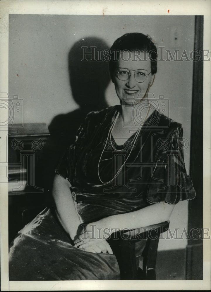 1934 Esther Mae Gilbert sues banker for $500,000  - Historic Images