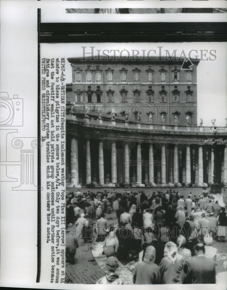 1956 Press Photo Pope Pius III (arrow) Appears at His Window to Bless Pilgrims - Historic Images