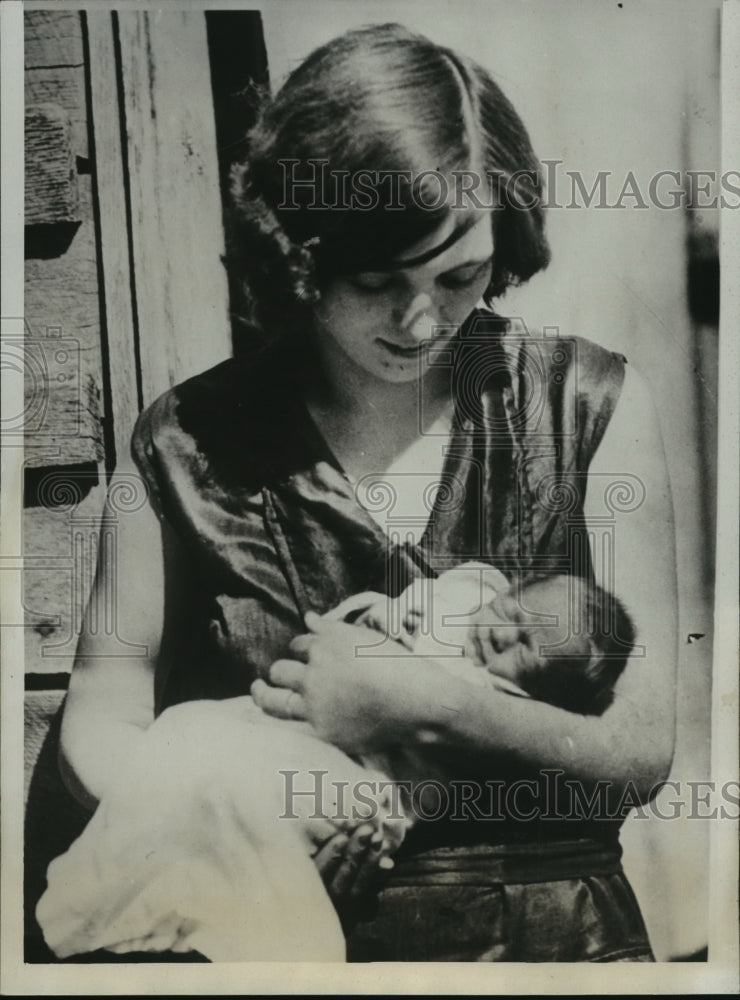 1932 Press Photo Mrs.G.A.Henderson and baby Billy Gene weighed 14 ounches-Historic Images