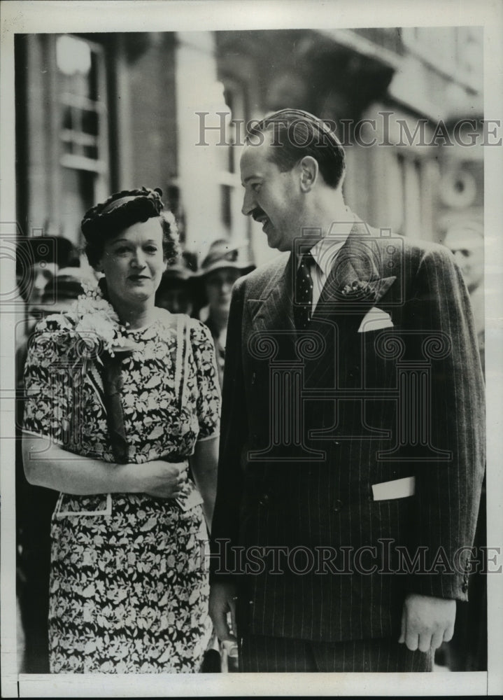 1939 Press Photo Mrs Pendarves &amp; Harold Colton Leave Registers Office After Wed - Historic Images