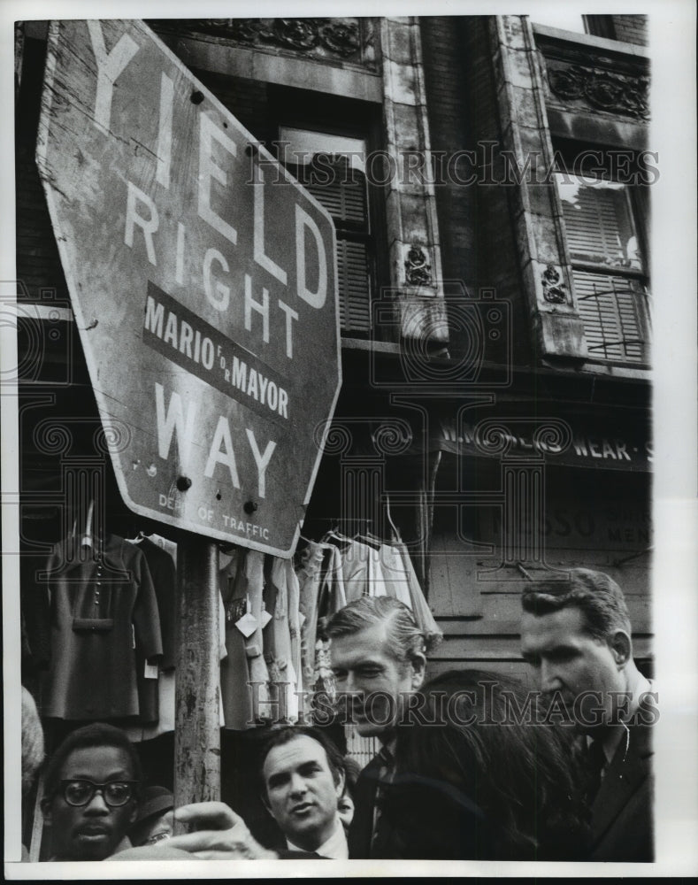 1969 Press Photo Mayo John V.Lindsay during campaign walking tours on Lower East-Historic Images