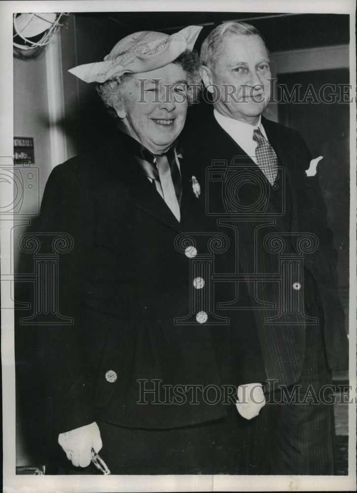 1953 Press Photo Winthrop W Aldrich Poses with Wife After Boarding Liner America-Historic Images