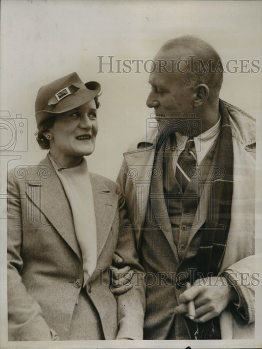 1936 Press Photo Air Pilot Lt Hollick-Kenvon Talking to His Wife on Arrival-Historic Images