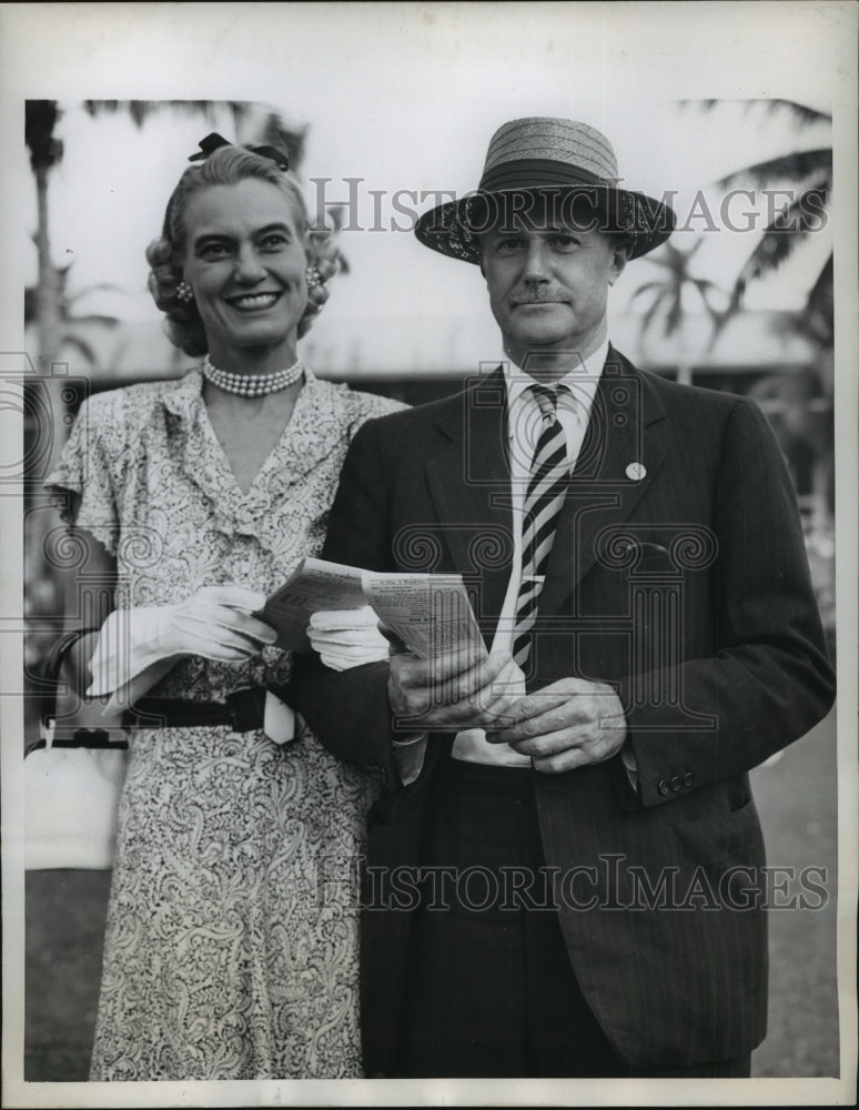 1946 Press Photo Mr &amp; Mrs John Morris Pictured at Paddock at Hialeah Race Track - Historic Images