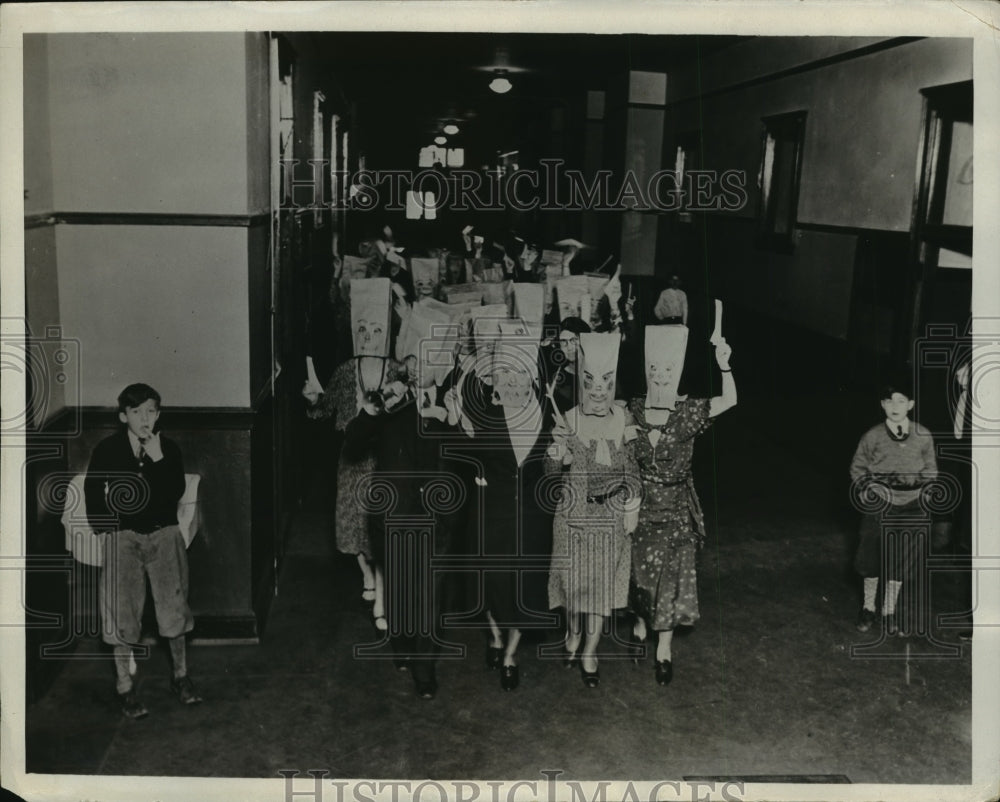 1931 Press Photo Teachers Receive First Paycheck After Six Months Refusing Scrip - Historic Images