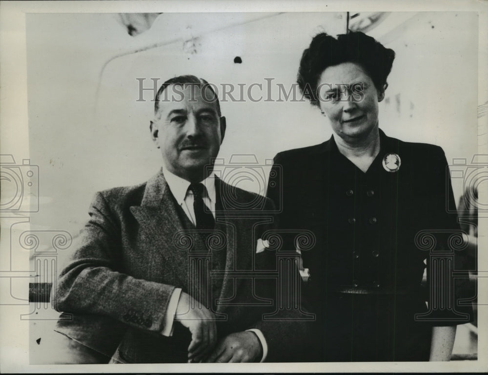 1947 Deputy Mayor &amp; Mrs RJ Stranger aboard Queen Elizabeth Liner - Historic Images