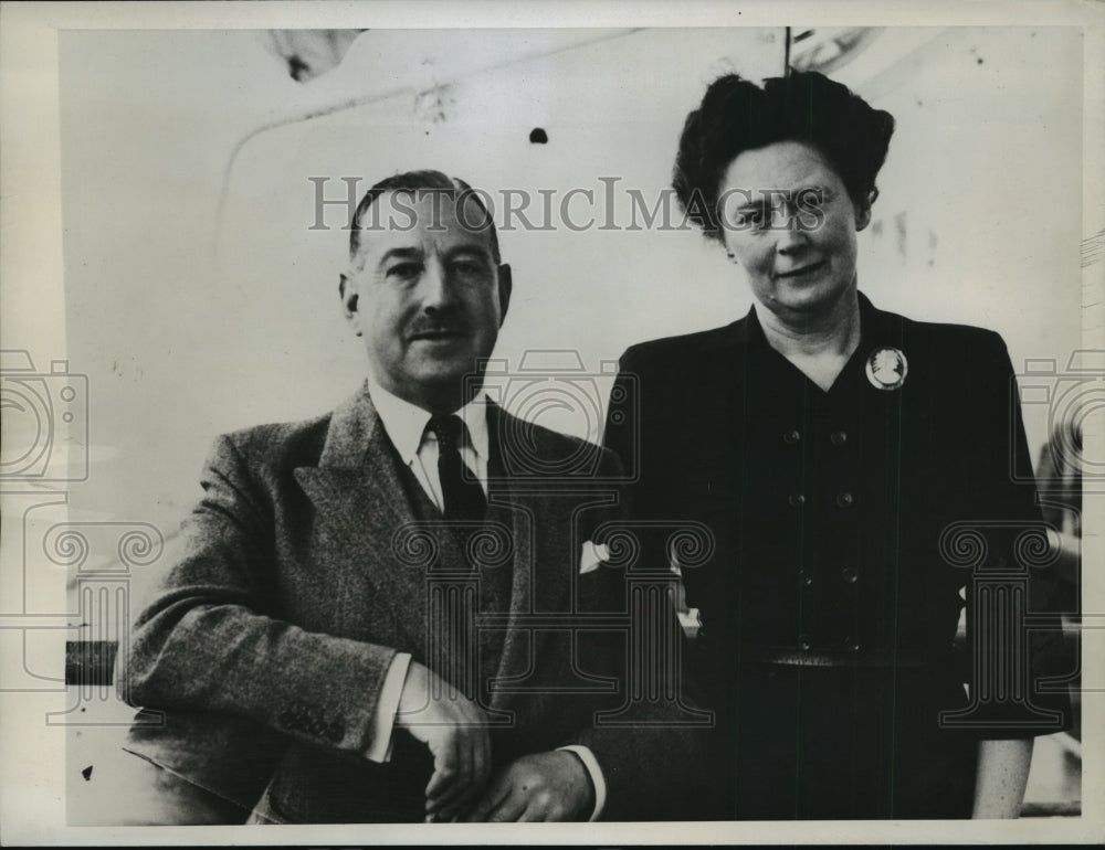 1947 Deputy Mayor & Mrs RJ Stranger aboard Queen Elizabeth Liner - Historic Images