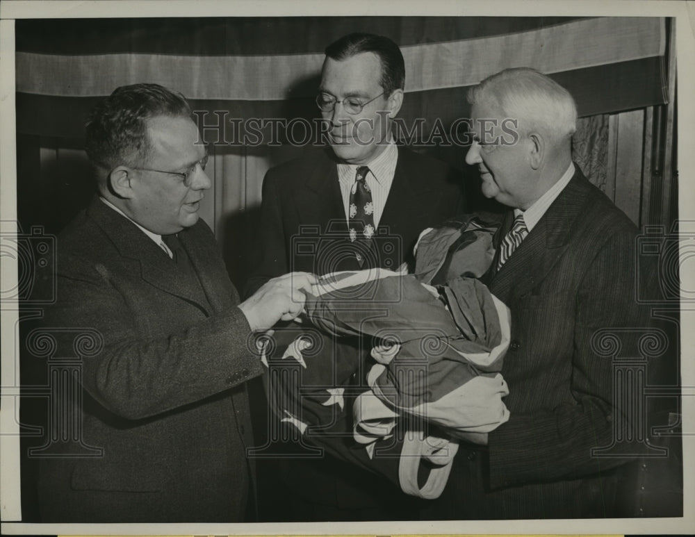 1945 Press Photo Navy Flagstaffs presented to Mayor Roger Lapham - nef61476-Historic Images