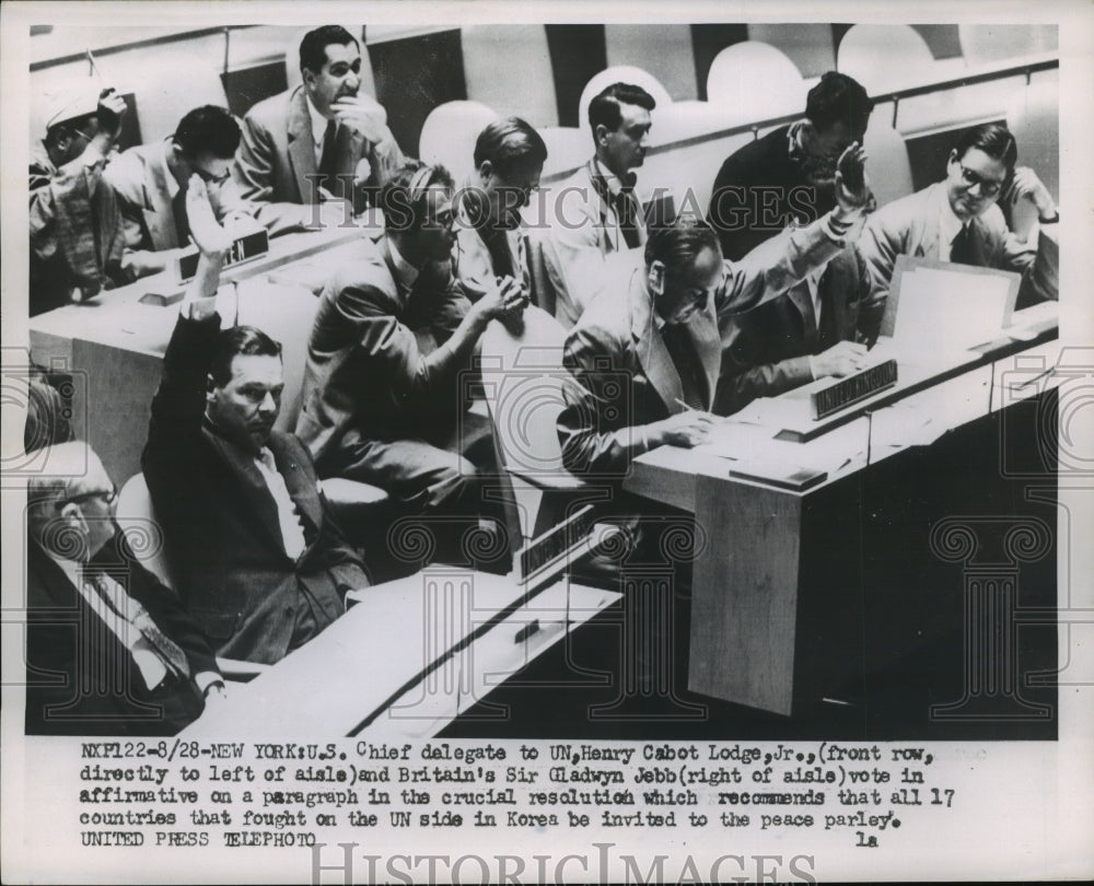 1953 Press Photo Henry Cabot Lodge and Britain Sir Gladwyn Jebb vote in at U.N-Historic Images