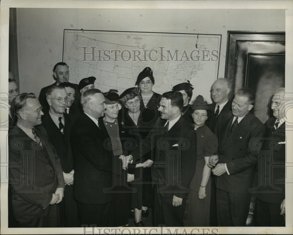 1939 Thomas E. Dewey shaking hands with William S.Murray of N.Y. - Historic Images