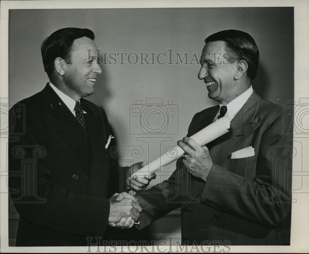 1946 Press Photo Gov.James H.Davis congratulate Eddie Dyer of Cardinal Manager-Historic Images