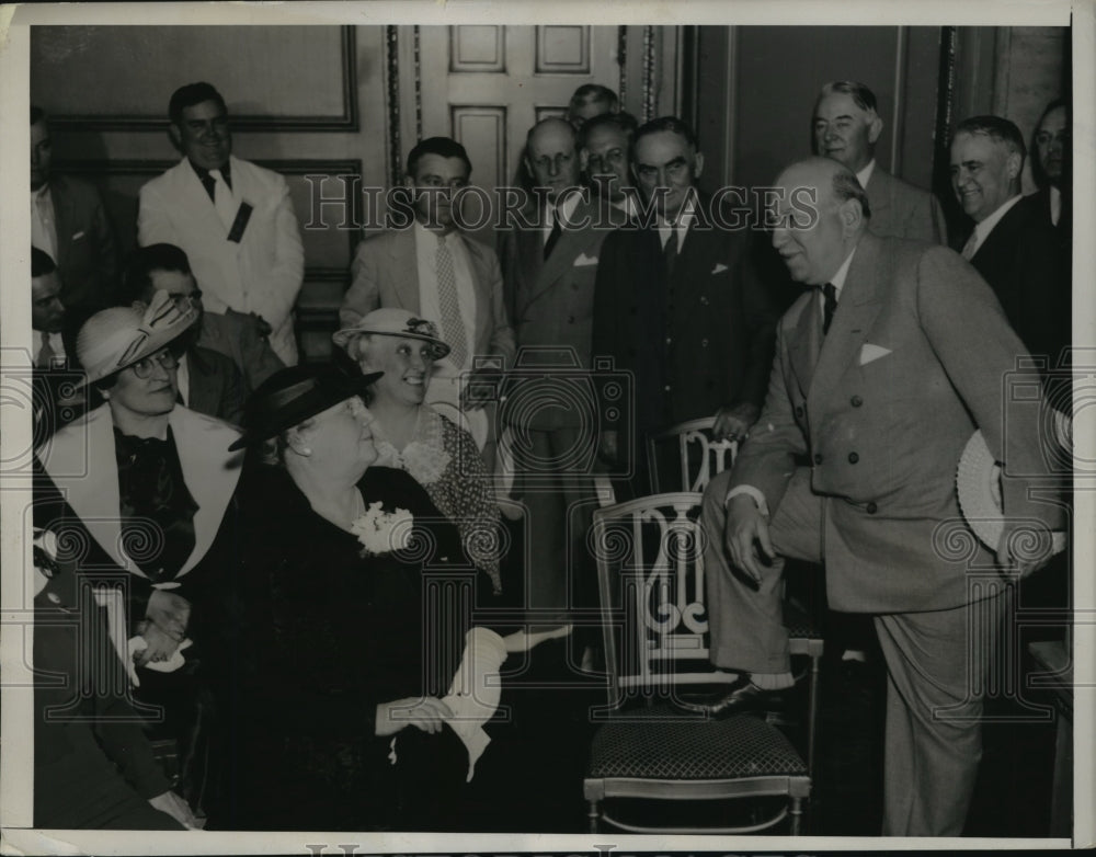 1936 Press Photo Gov Henry Horner of Illinois Talking to Delegates of His State-Historic Images