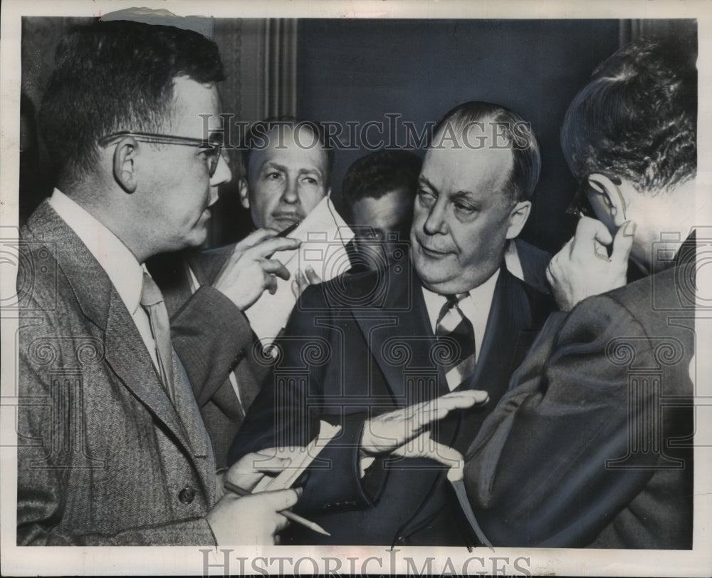 1954 Press Photo Karl Mundt talking to reporters after a closed door meeting-Historic Images