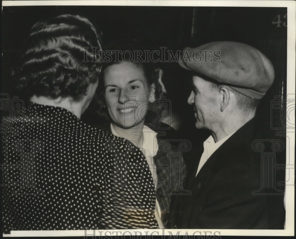 1939 Press Photo Helen Anderson of Wis.meet father after 19 years of separation - Historic Images