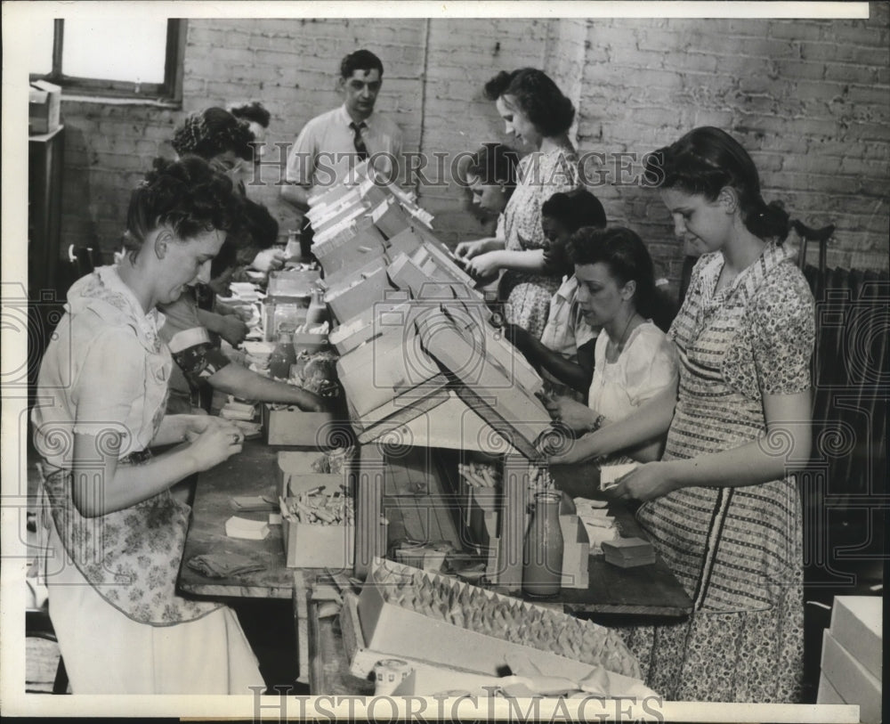 1943 Press Photo G Barr &amp; Company, Chicago Employs Disabled Women - nef62274-Historic Images