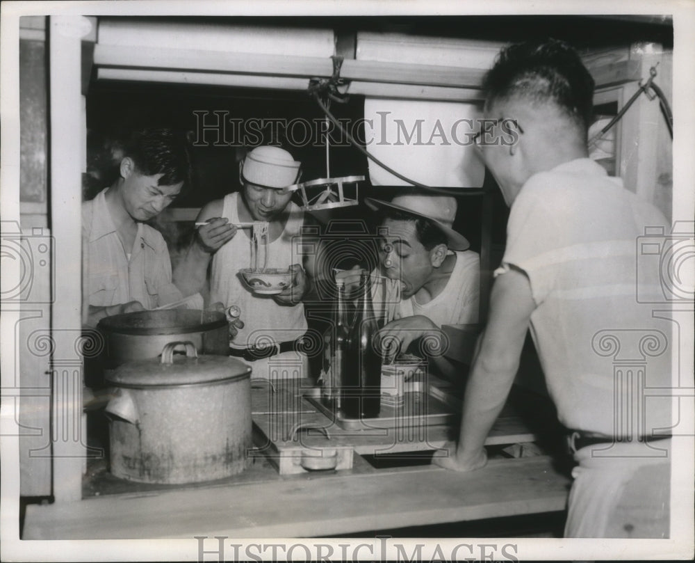 1952 Press Photo Soba man looks over his customers enjoying soba-noodles - Historic Images