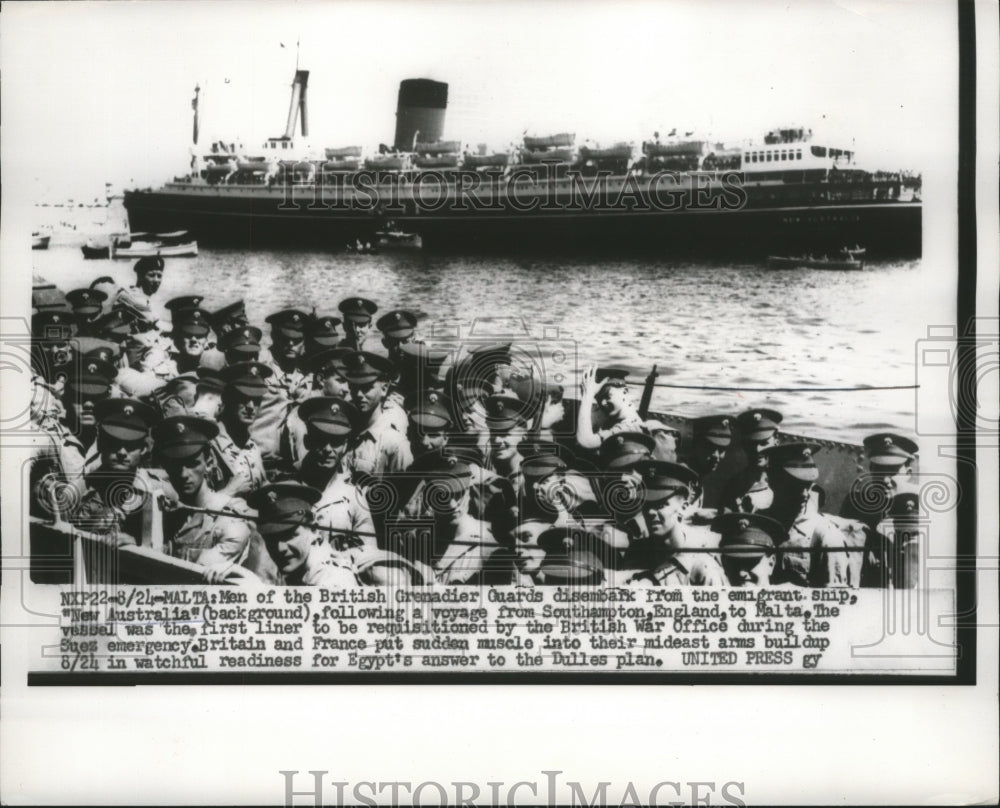 1956 Press Photo British Grenadier Guards Disembark New Australia - Historic Images