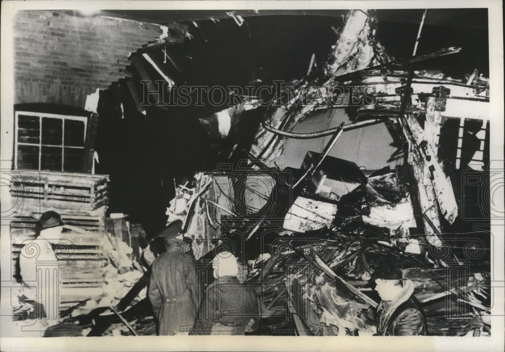 1942 Press Photo Dixon, Illinois Fast Mail Train Wreck - nef62327 - Historic Images