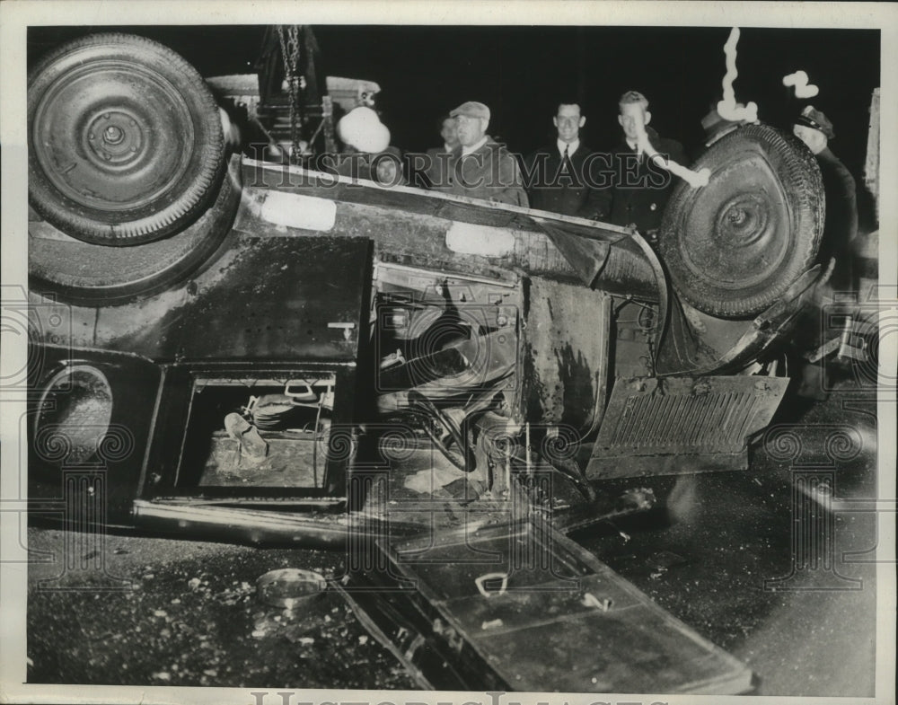 1935 Press Photo Car overturned in a collision with another machine - Historic Images