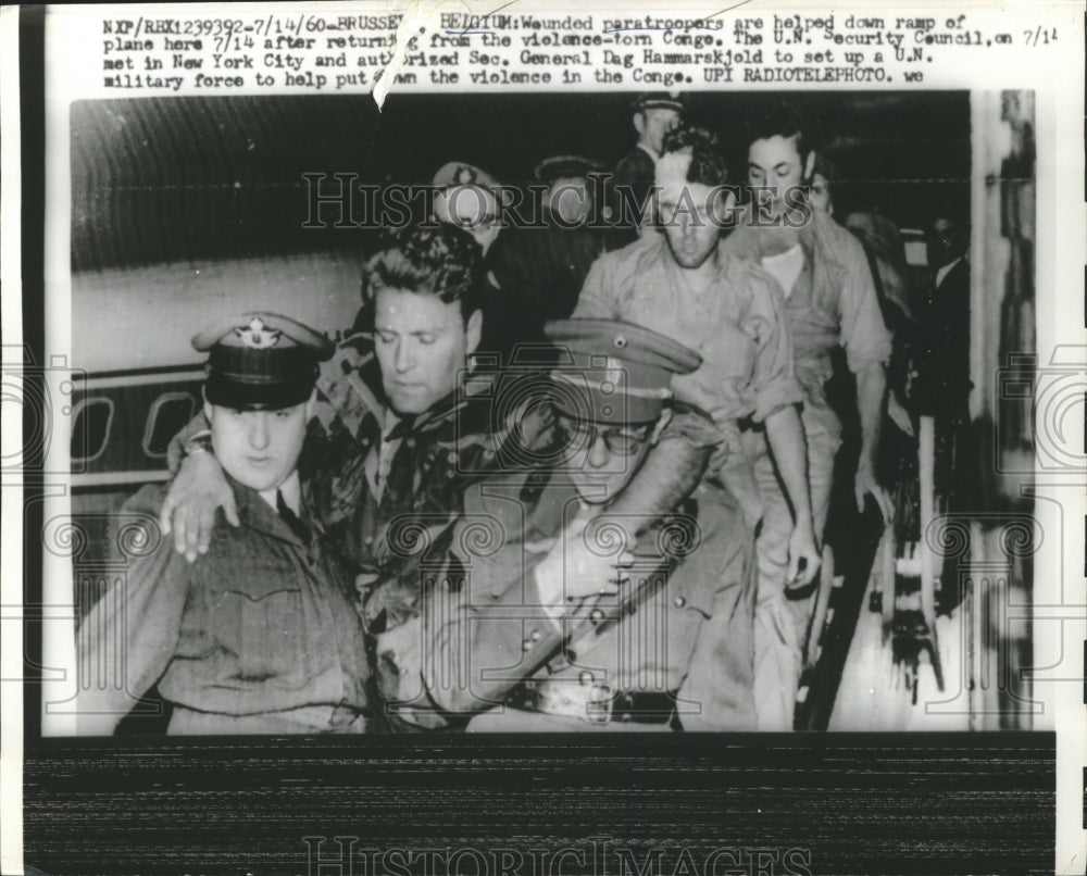 1960 Press Photo Wounded paratroopers helped down ramp of a plane - Historic Images