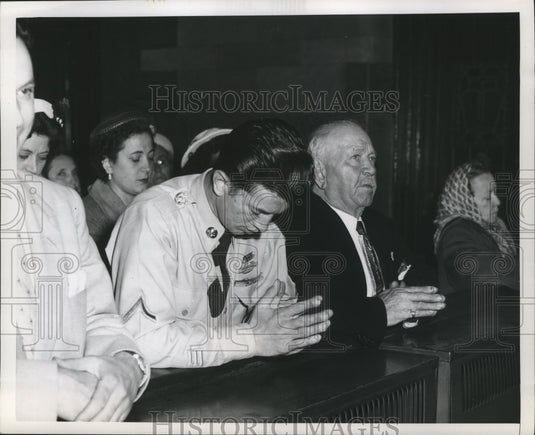 1953 Press Photo US Korea War Veterans who were POW praying in church-Historic Images