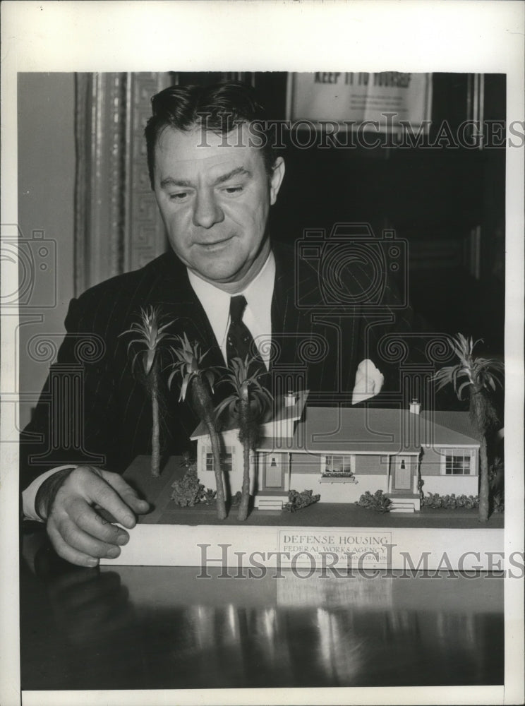 1942 Press Photo John Blandford Jr. looking over a model of a defense house - Historic Images