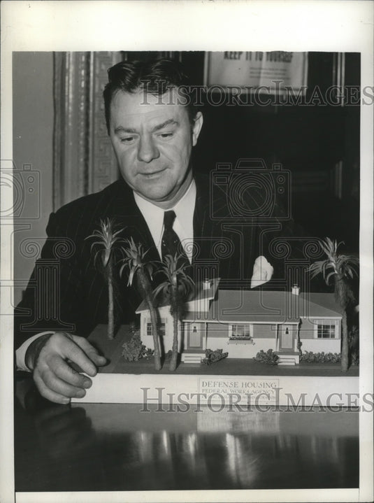 1942 Press Photo John Blandford Jr. looking over a model of a defense house - Historic Images