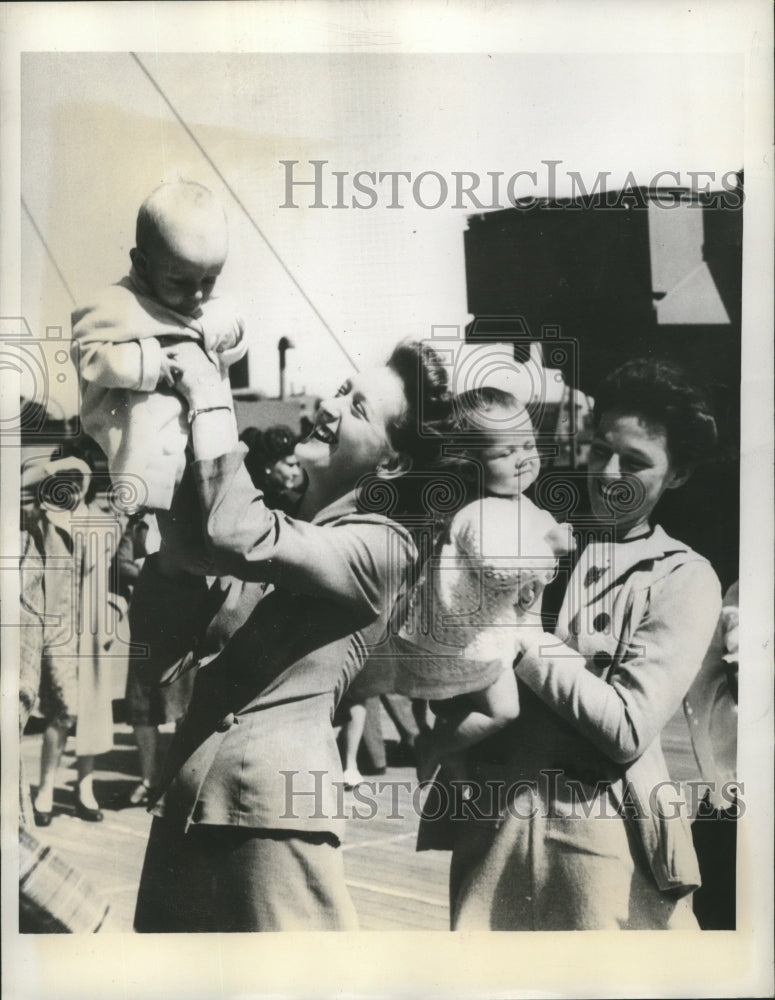 1944 Press Photo Australian wives with their babies aboard a ship to the U.S. - Historic Images