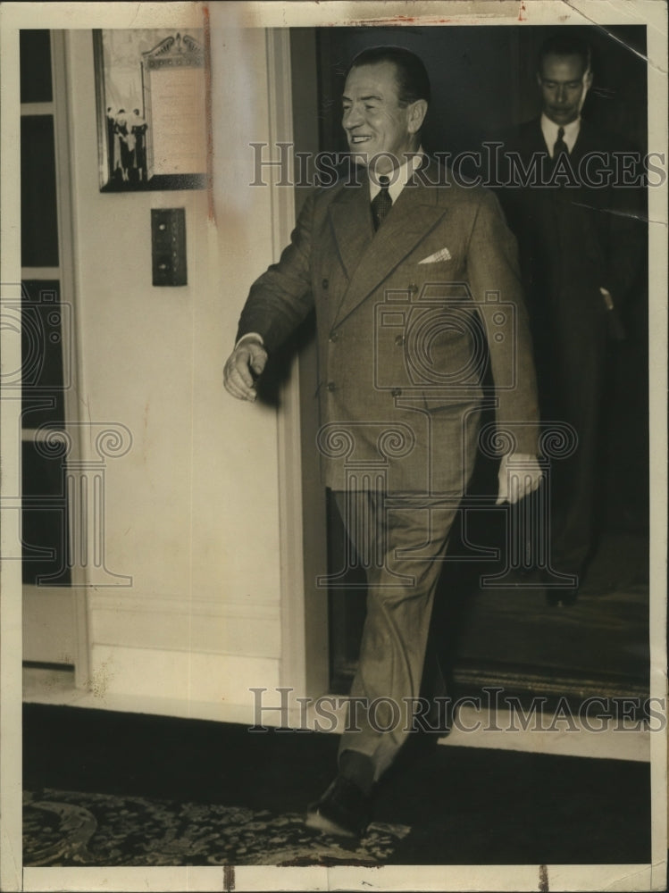 1934 Press Photo Charles E. Bedaux at Mayflower Hotel Press Conference-Historic Images