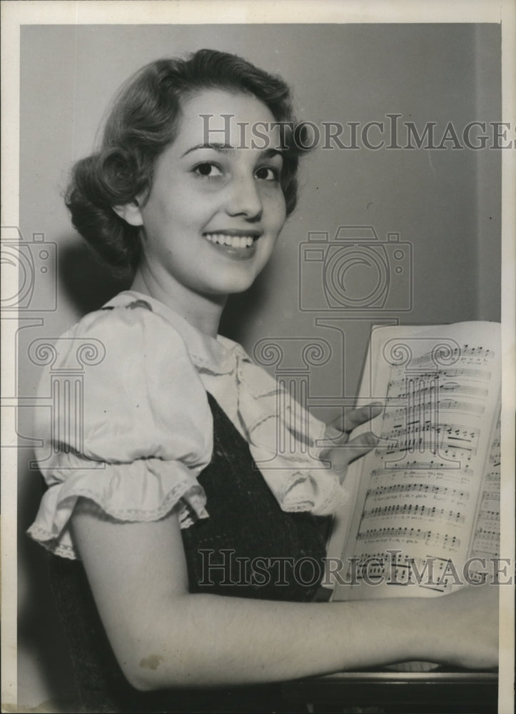 1937 Beverly Lane, Chicago City Opera Soprano Singer  - Historic Images