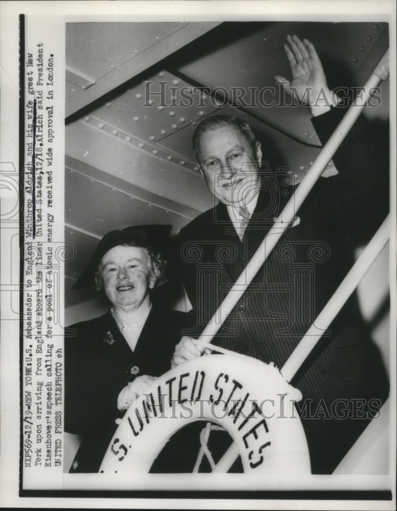 1953 Press Photo Winthrop Aldrich &amp; Wife Arriving in New York on &quot;United States&quot;-Historic Images