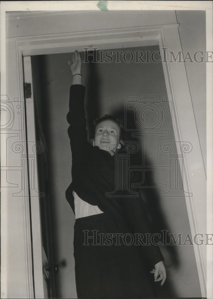 1939 Press Photo Kathleen Hildebrand stretching to add an inch to her height-Historic Images
