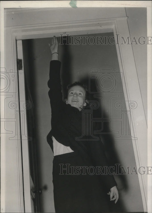 1939 Press Photo Kathleen Hildebrand stretching to add an inch to her height-Historic Images
