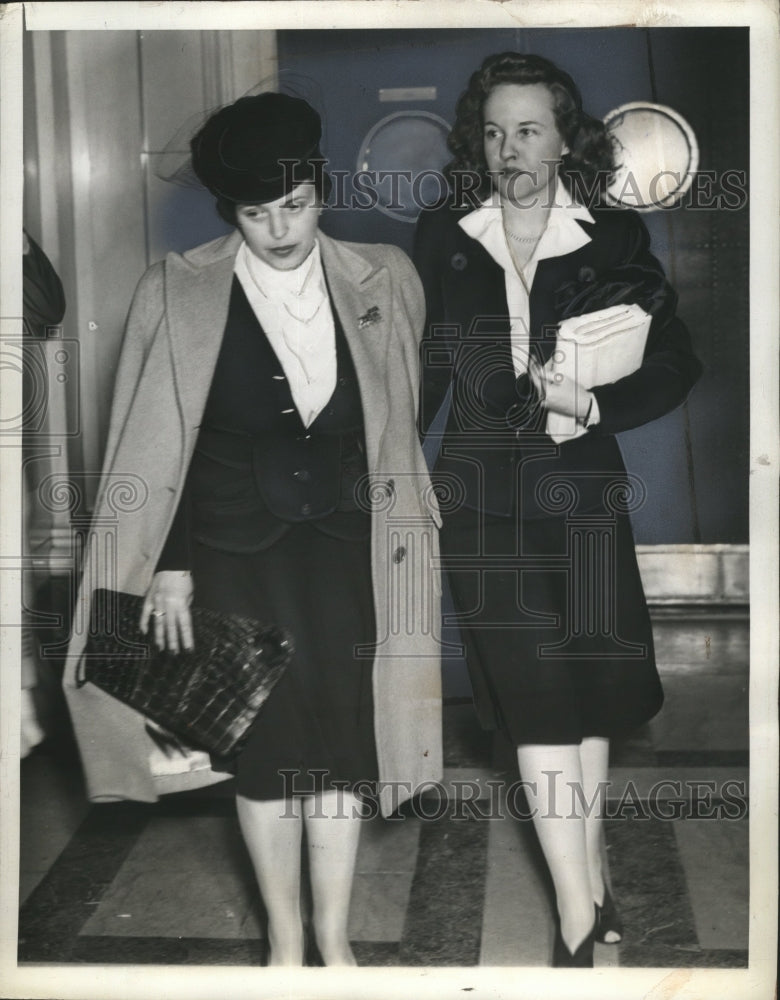 1943 Mary Coelho, Kay Sheridan in Jack Dempsey Divorce Trial, NY - Historic Images