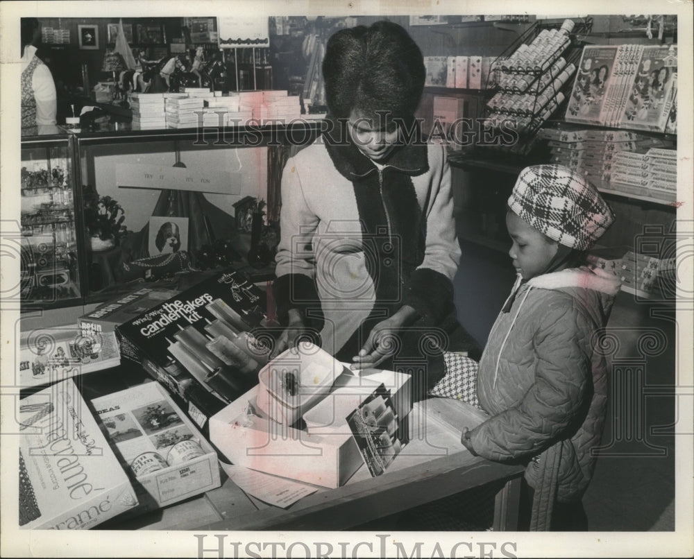 Press Photo Geraldine Salett and daughter Lydia - nef63298-Historic Images