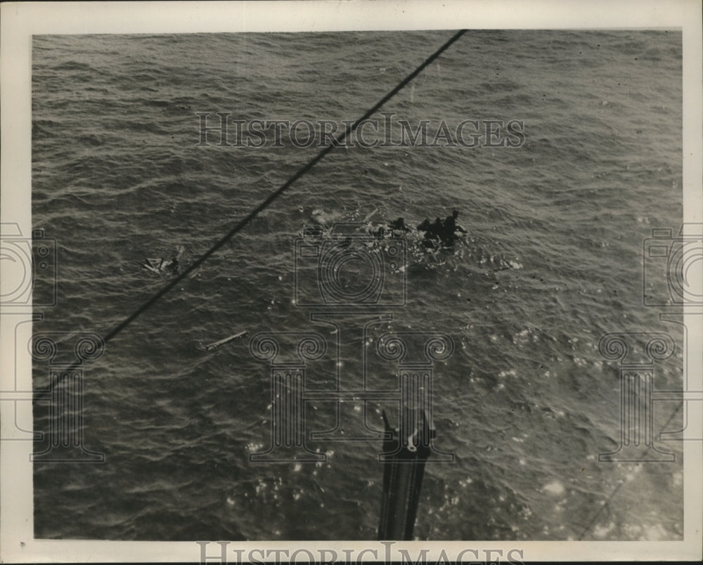 1940 Press Photo Italian sailors cling to wreckage just before rescue - Historic Images