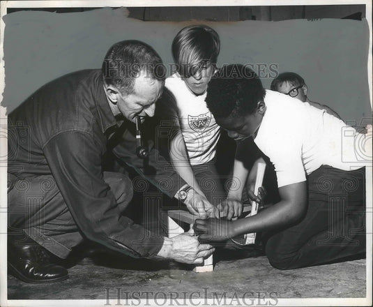 Press Photo Francis Calderwood Gives Jim Costa & Calvin Boyd Helpful Hints-Historic Images