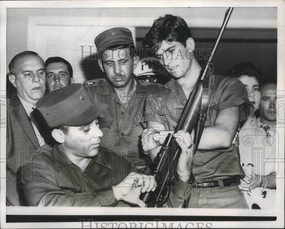 1959 Prosecutor Lt Antonio Suarez De La Fuento Shows Telescope Rifle - Historic Images