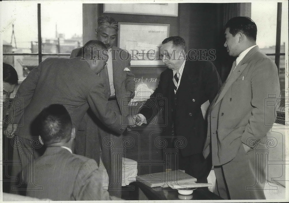 1950 Press Photo Taylor Spink Meets Officials of MAINICHI Tokyo Newspaper-Historic Images