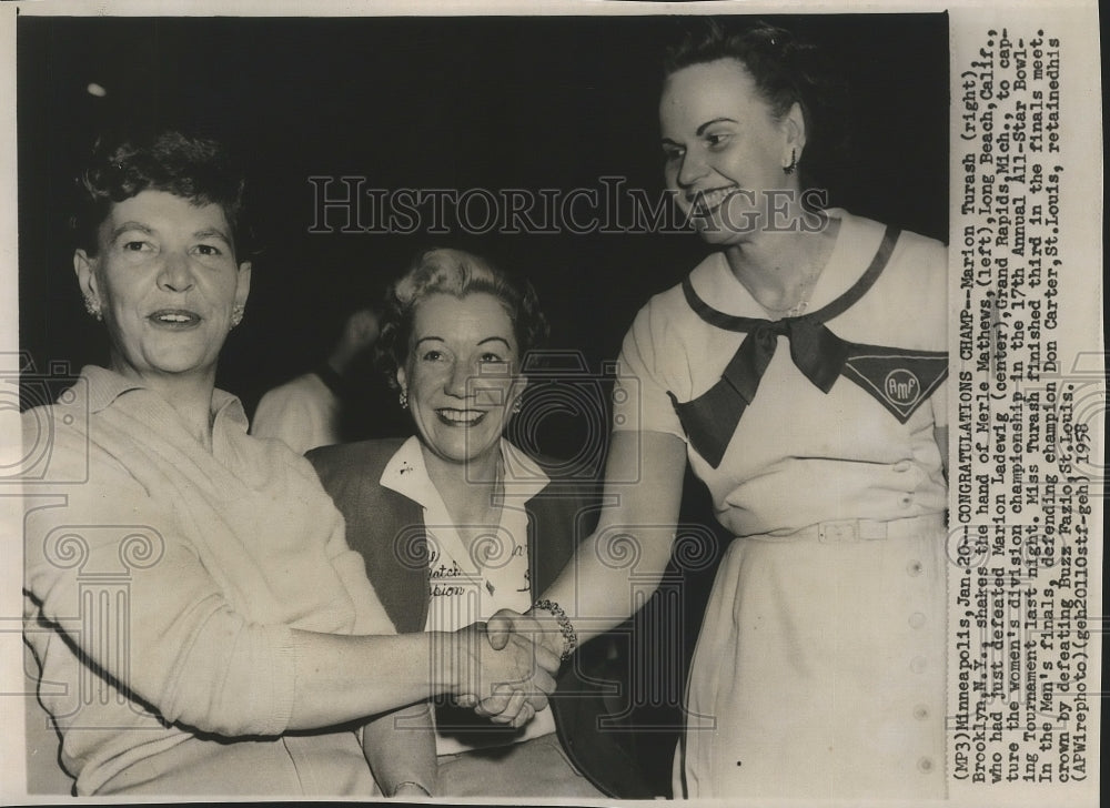 1958 Press Photo Marion Turash Shakes Hand of Merle Mathews Who Defeated Ladewig-Historic Images