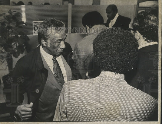 1972 Press Photo U.S. Congressman Ralph M Metcalfe Outside Conlisk's Office - Historic Images