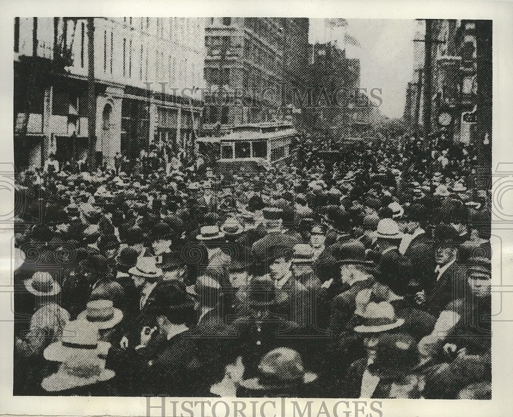 1959 Press Photo Thousands pour into streets to greet the Ford Model T - Historic Images