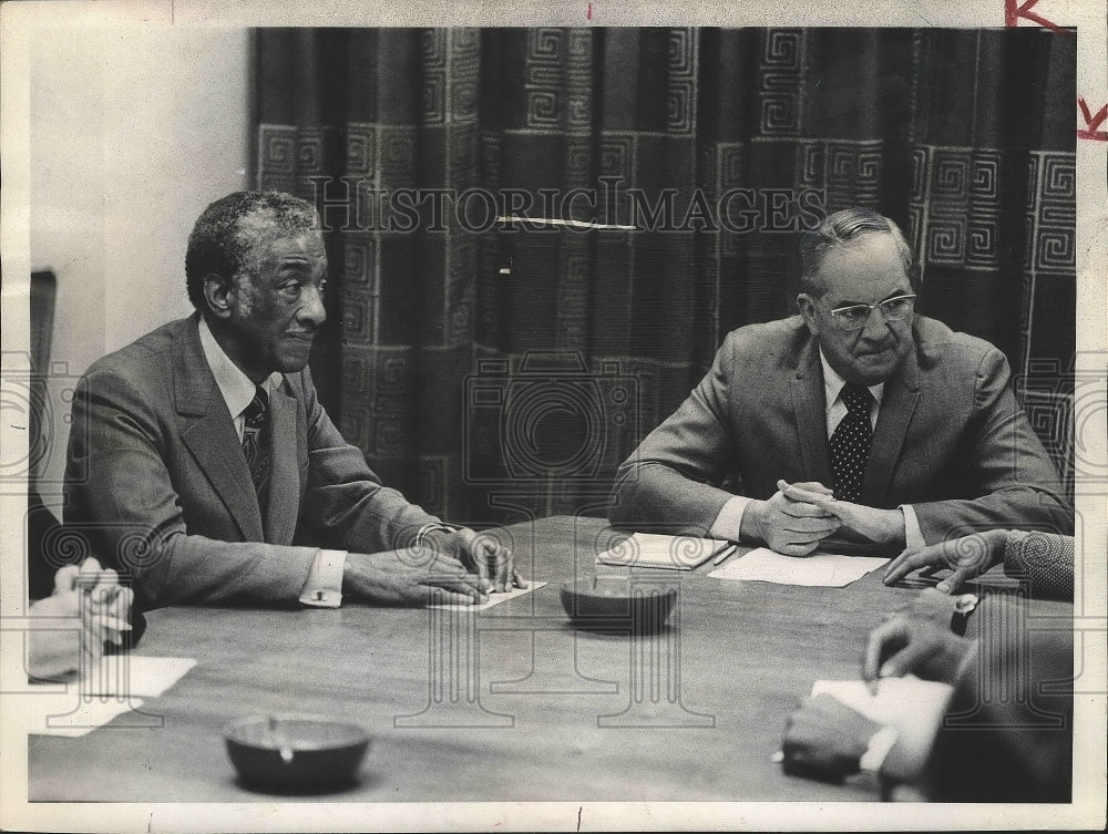 1972 Press Photo Ralph Metcalfe, James Conlick Meetings on Police Brutality - Historic Images