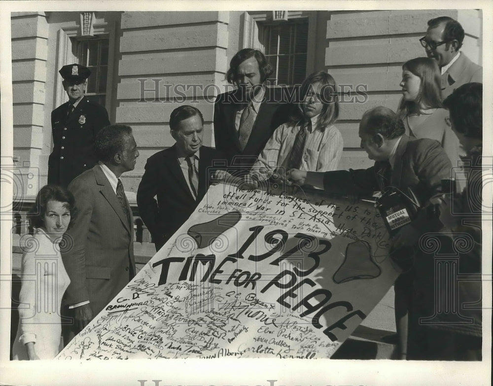 1973 Ralph Metcalfe Presents Carl Albert with Peace Banner - Historic Images