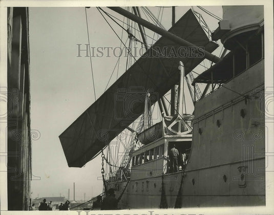 1932 Press Photo Air Plane Wings Being Loaded onto Liner Calawatt in Los Angeles - Historic Images