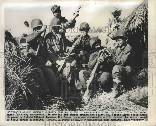 1951 Press Photo Turkish Infantry Sharpen Up Bayonets in Readiness for Enemies-Historic Images