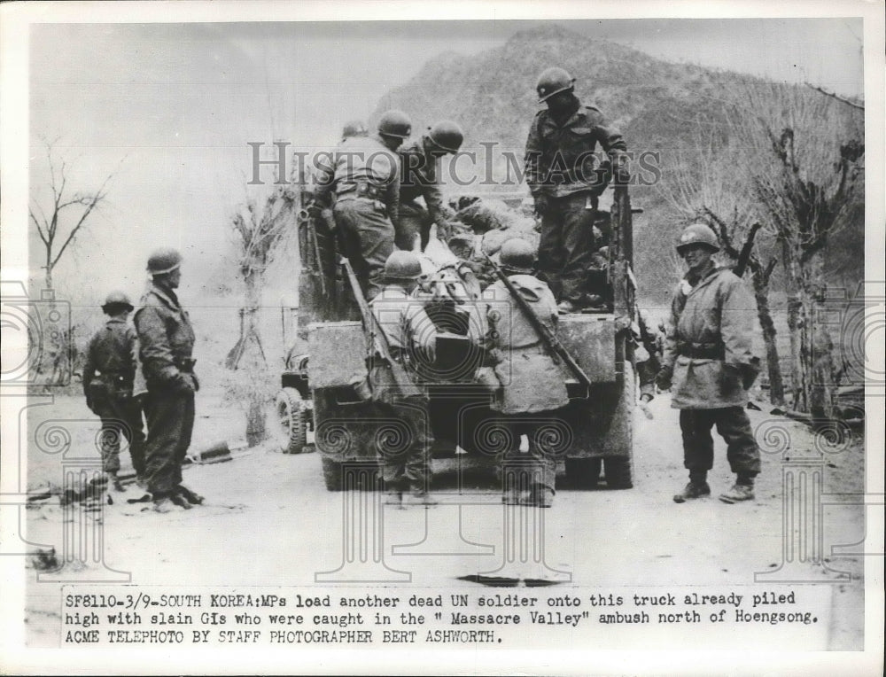 1931 Press Photo MPs load dead UN Soldier into truck at South Korea - nef63839-Historic Images