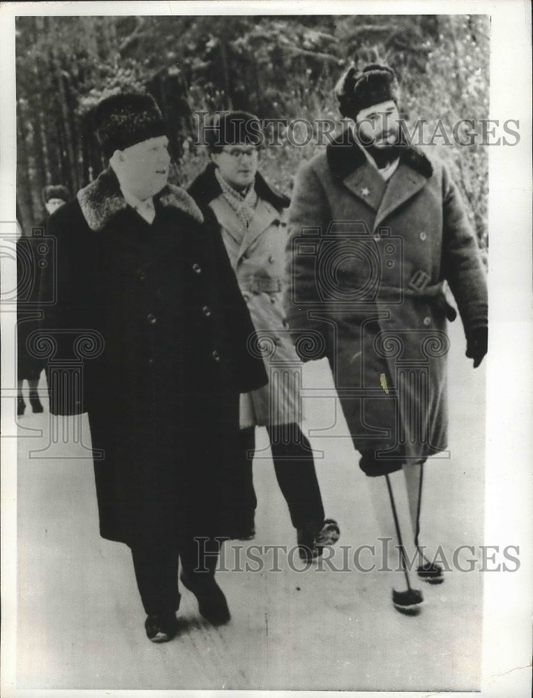 1964 Press Photo Fidel Castro &amp; Nikita Khrushchev Stroll Outside of Khrushchev&#39;s- Historic Images