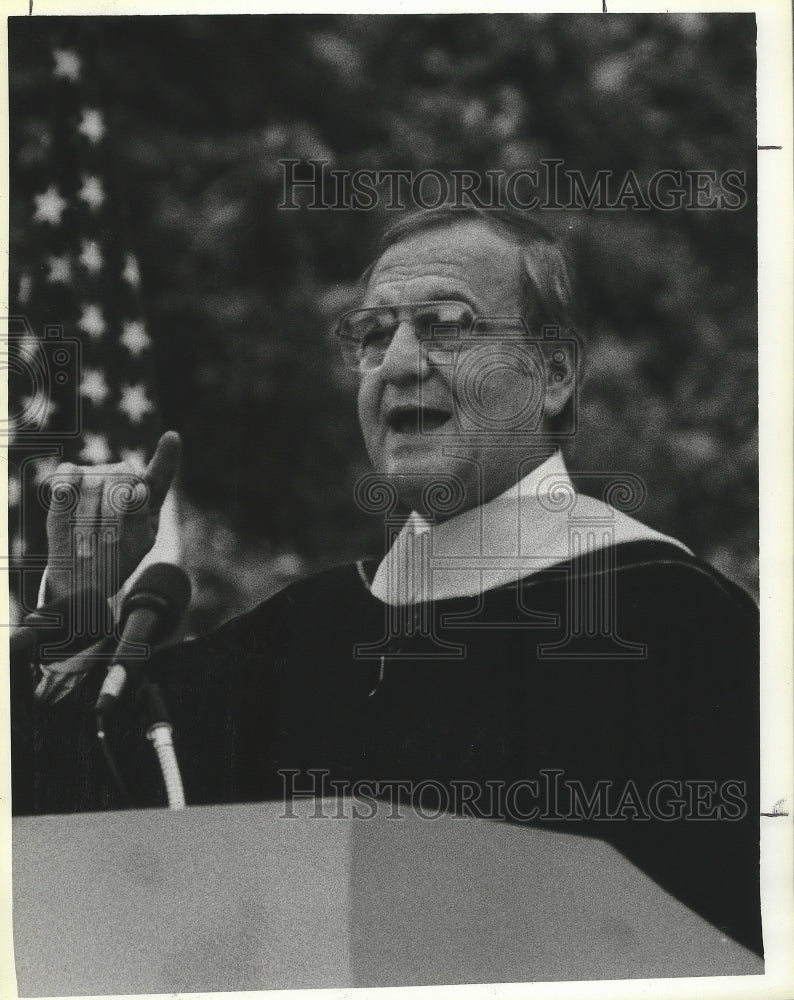 1985 Press Photo Lee Iacocca Speaking at MIT Graduation, Cambridge, Massachusett-Historic Images